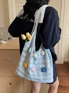 Borsa Tote in Maglia a Fiori di Grande Capacità per Donna Borsa a Tracolla all'Uncinetto Traforata Decorazione Floreale Fatta a Mano