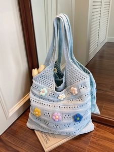 Borsa tote in maglia azzurra con fiori 3D colorati e design spazioso all'uncinetto