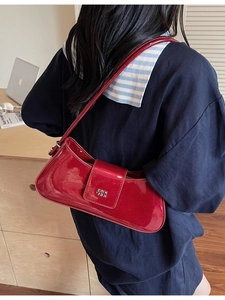 Sac à bandoulière en cuir verni rouge avec finition brillante et plaque logo en métal