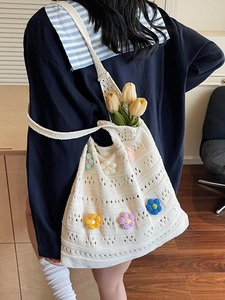 Grande borsa shopper in maglia bianca con fiori 3D all'uncinetto e tracolla larga