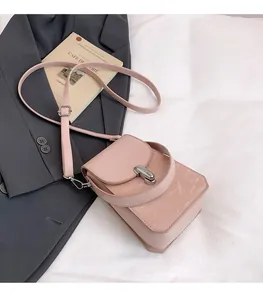 Détail d'un petit sac bandoulière rose clair avec texture marbrée et fermoir argenté