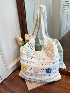 Borsa tote in maglia bianca con fiori all'uncinetto colorati e spalline larghe