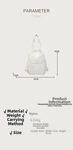 Technische Zeichnung des Nylon Rucksacks mit Maßen 33x11x42cm und Trageoptionen