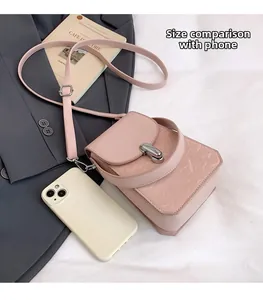 Petit sac rose avec rabat à motif marbre et comparaison de taille avec un mobile