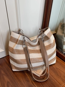 Grand sac cabas tressé à rayures larges, lanières en cuir et chaînes métalliques