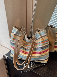 Grand sac cabas tissé à rayures colorées avec bandoulière en cuir et chaîne chic