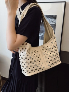 Sac hobo beige chic avec rivets argentés style punk et grand volume pour femme moderne