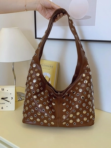 Sac seau en cuir marron foncé avec clous argentés et silhouette hobo style punk