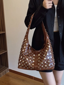 Sac hobo marron style punk pour femme avec rivets métalliques argentés et bandoulière chic