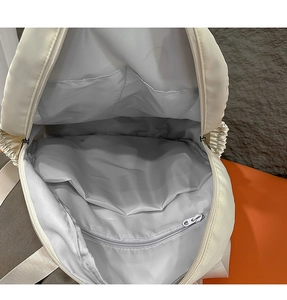 Innenansicht des Nylon-Rucksacks mit zwei Einsteckfächern und einem Reißverschluss-Sicherheitsfach