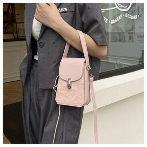 Détail d'un mini sac bandoulière rose combinant cuir lisse et texture froissée élégante