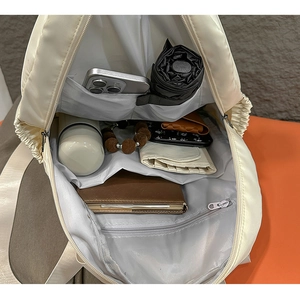 Detailansicht der Rucksack-Innenseite mit mehreren Fächern und großer Kapazität