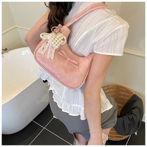 Rosa Hobo-Tasche mit Faltenstruktur, Schleife und Herzanhänger aus Perlen