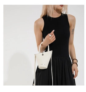 Gros plan du sac seau en cuir blanc avec imprimé FASHION & BAGS et boucles en métal