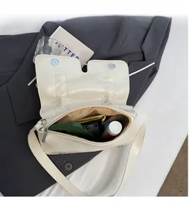 Vue intérieure du sac beige à nœud montrant sa grande capacité de rangement