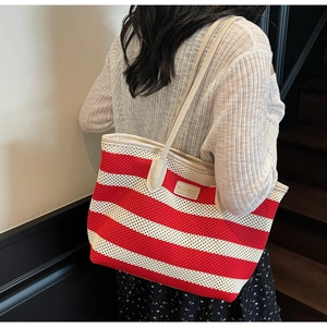 Detail der rot-weiß gestreiften Web-Tasche mit HAMIROO Leder-Markenlabel