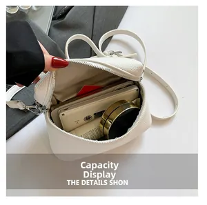 Vue détaillée de l'intérieur du sac en cuir blanc montrant l'espace de rangement