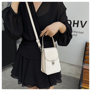 Détail du petit sac blanc minimaliste avec fermoir argenté et texture en PU de qualité