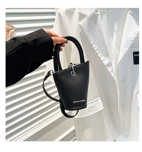 Détail du sac seau noir grainé avec anneau argenté et lettrage blanc Fashion & Bags