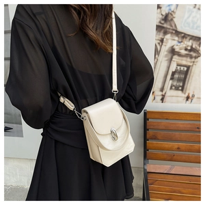 Détail du sac de téléphone en cuir blanc crème avec serrure rotative ovale en argent