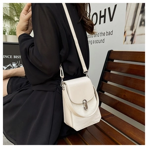 Petit sac carré blanc en cuir texturé avec fermoir métallique porté par un mannequin