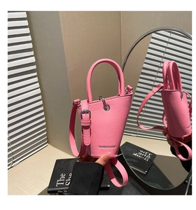 Vue détaillée du sac seau rose en cuir texturé litchi avec logo argenté chic