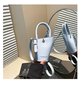 Détail du sac à main en cuir bleu clair à motif litchi avec boucle en argent réglable