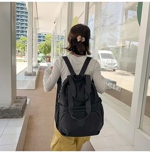Nahaufnahme eines schwarzen Nylon-Rucksacks aus wasserdichtem Stoff mit praktischen Seitentaschen