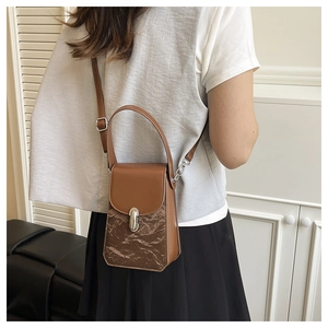 Petit sac bandoulière marron en cuir PU avec texture plissée porté par un mannequin