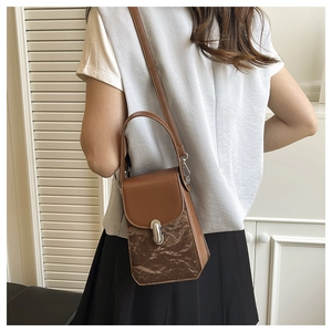 Détail du petit sac carré en cuir PU marron avec motif marbre et boucle métallique argentée