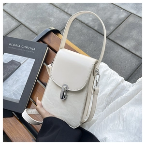 Détail du sac de téléphone en cuir crème avec texture marbre, fermoir argenté et chaîne