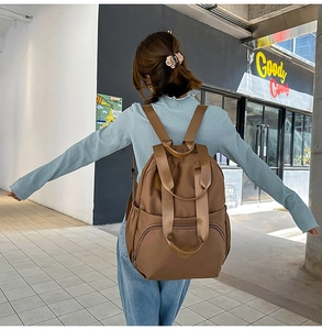 Outdoor-Aufnahme eines großen braunen Damen-Rucksacks aus Nylon mit vielen Taschen
