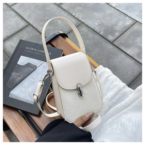 Détail du mini sac blanc à bandoulière avec fermoir rotatif argenté et sangle ajustable