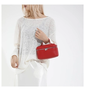 Gros plan sur le sac de toilette rouge en cuir grainé avec fermetures métalliques