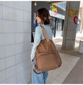 Detailansicht brauner wasserfester Rucksack mit mehreren Fächern und breiten Gurten