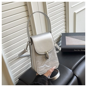 Détail du mini sac argenté avec panneau texture marbre et boucle métallique