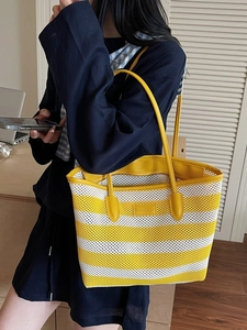 Gestreifte gelb-weiße gewebte Netztasche mit Lederriemen und geräumigem Innenraum