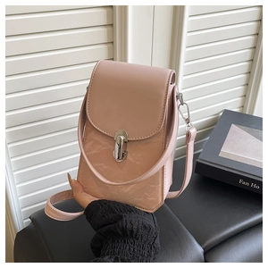 Détail du petit sac bandoulière rose pâle avec texture marbre et fermoir rotatif argenté