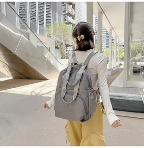 Makro-Detail des minimalistischen grauen wasserdichten Nylon-Rucksacks mit Reißverschluss