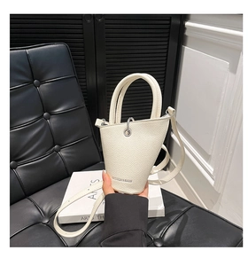 Détail du sac seau blanc crème avec texture litchi et logo FASHION & BAGS