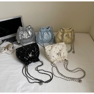 Détails de cinq sacs seaux étoilés matelassés en argent, bleu, jaune, noir et blanc cassé