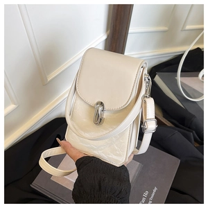 Détails de texture marbre et boucle en U argentée sur mini sac bandoulière crème