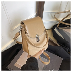 Détail du petit sac bandoulière kaki avec fermoir argenté et texture plissée chic
