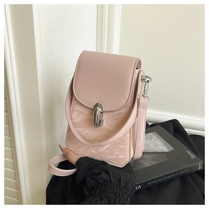 Gros plan détaillé du mini sac bandoulière rose avec boucle argentée et texture plissée