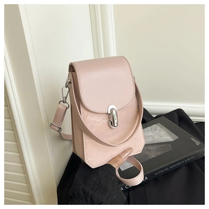 Détail du mini sac carré rose clair avec rabat texture marbre et fermoir rotatif