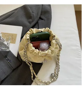 Vue intérieure d'un sac seau crème montrant la capacité pour téléphone et maquillage