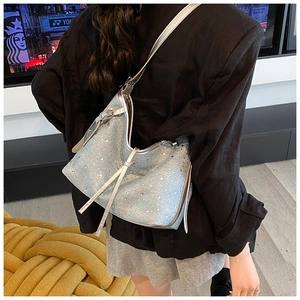 Modische glitzernde Pailletten-Hobo-Tasche über der Schulter für den Alltag