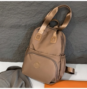 Detailansicht des Nylon Rucksacks mit Frontreißverschlusstasche und stabilen Tragegriffen