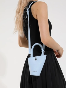 Sac seau bleu clair minimaliste en cuir avec poignée élégante et bandoulière réglable