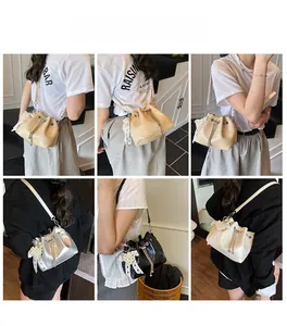 Detailansicht der Damen-Eimertaschen mit Metallkettenzug und Perlenanhängern